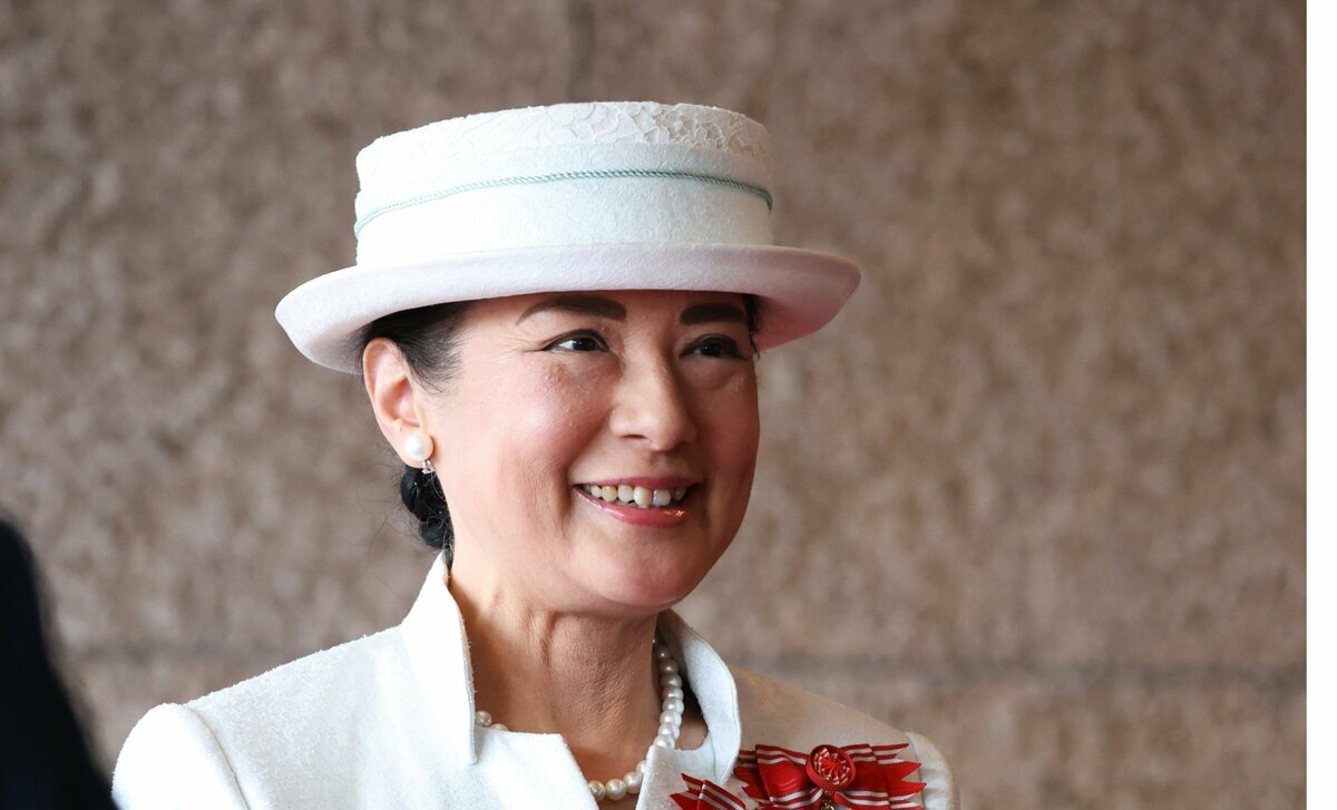 第50回フローレンス・ナイチンゲール記章授与式に到着された皇后雅子さま。涼しげなレース装飾の白いスーツ姿が優雅な夏の公務を彩る