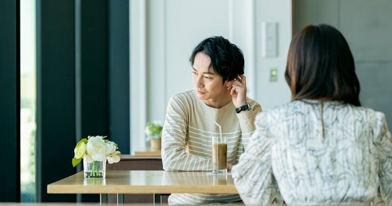 理想的な夫婦関係を象徴する、寄り添って歩く熟年夫婦の後ろ姿