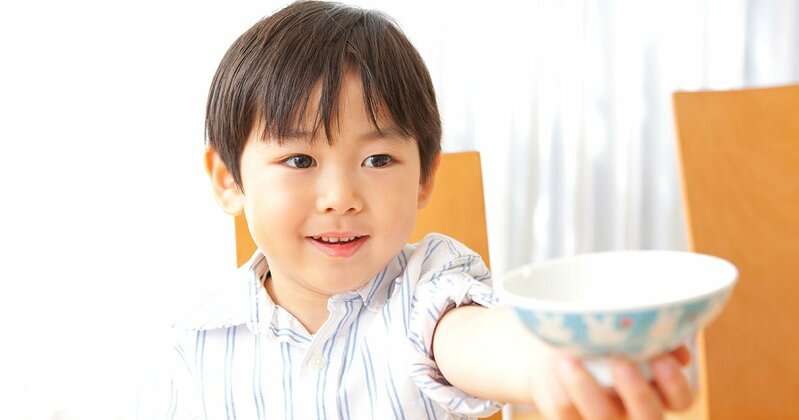 親子が笑顔で食卓を囲む様子、自己肯定感を高める子育てのヒント