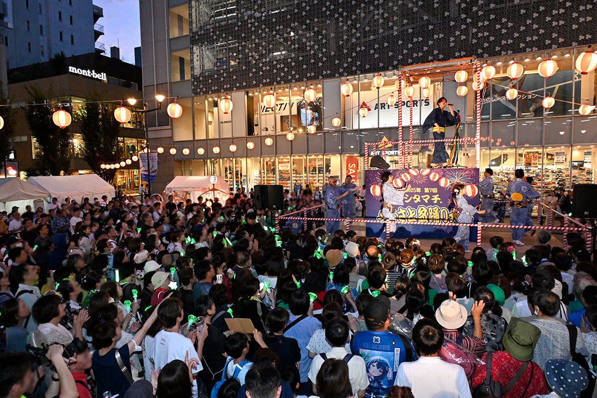 上野の盆踊り大会で観衆を沸かせる新浜レオン