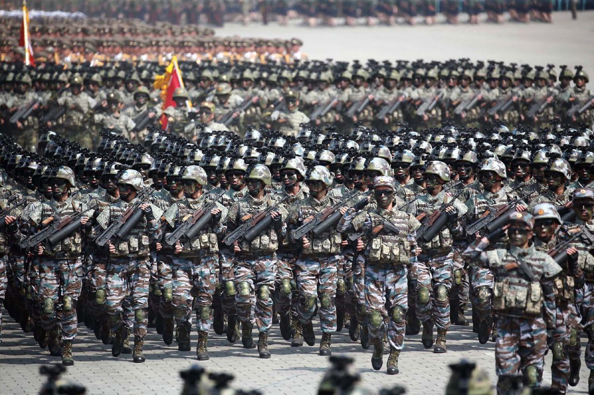 北朝鮮が公開した2017年の軍事パレードで閲兵する兵士たち