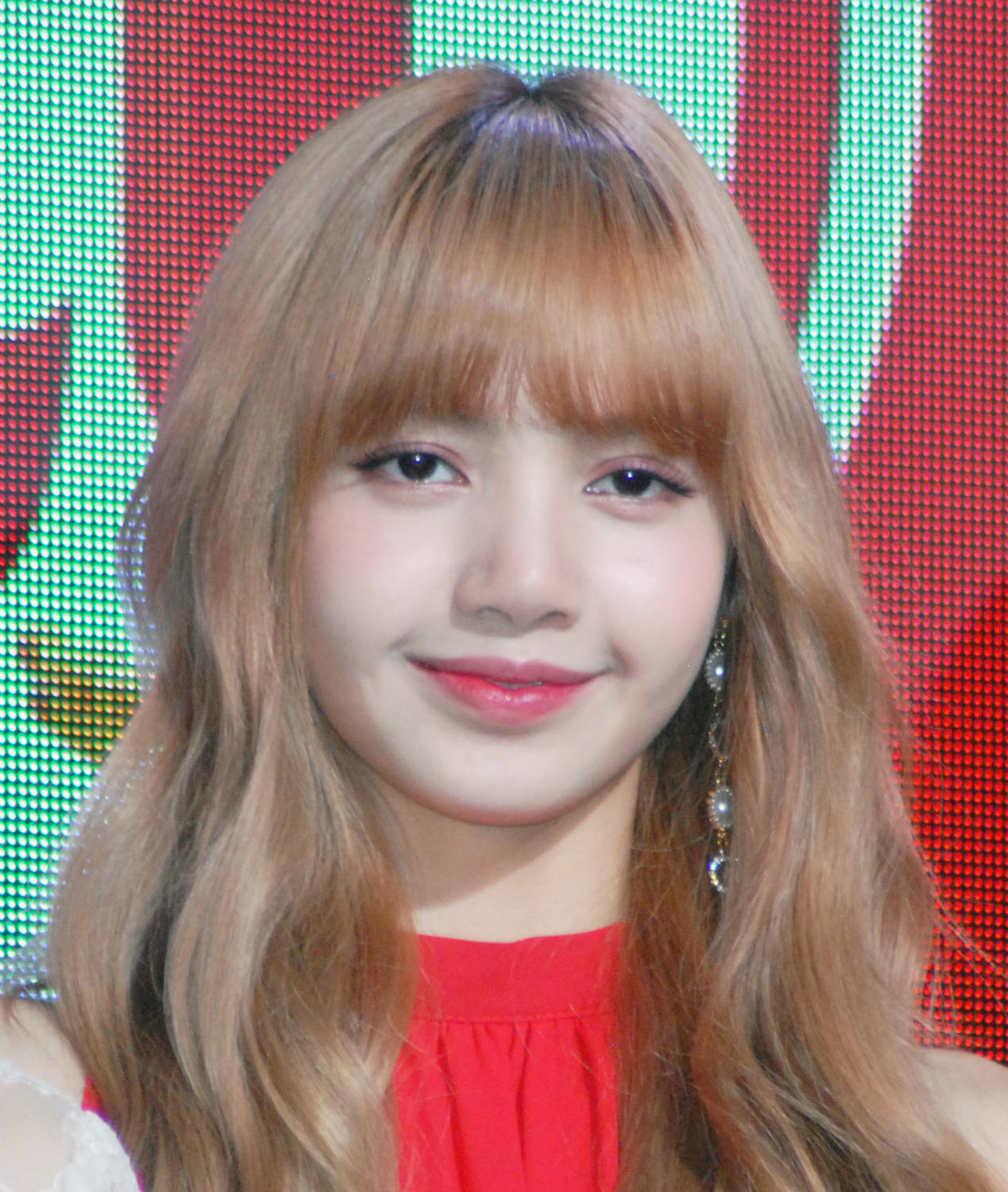 BLACKPINKリサ、ラブブ衣装で舞台を華やかに演出
