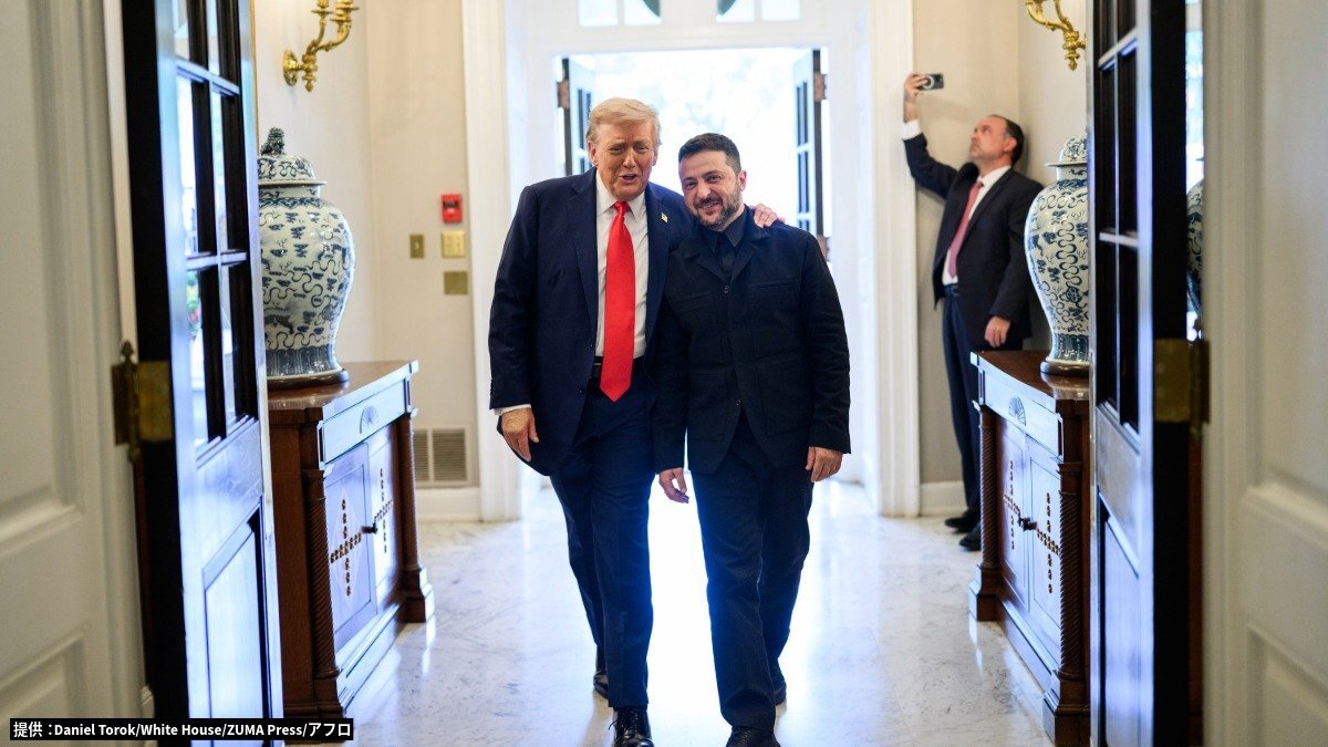 2025年8月18日、ホワイトハウスでトランプ前大統領と会談するゼレンスキー大統領。黒いジャケット姿が会談の雰囲気改善に寄与したとされる。