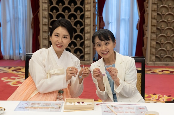 東京の首相官邸で韓日伝統の飾り結び「メドゥプ」作りを体験する金恵景夫人と石破佳子夫人（韓国大統領室提供）