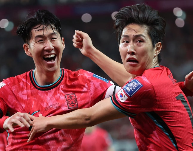 昨年の試合でゴールを決め、トッテナムへの移籍が噂される李康仁選手（右）が孫興憨選手と喜びを分かち合う様子