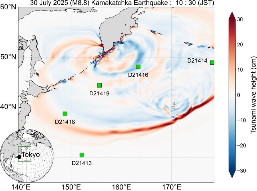 カムチャツカ半島沖地震で発生した津波がハワイ方面へ広がり、その後天皇海山列を介して日本へ到達する様子をシミュレーションした図（今村文彦教授提供）