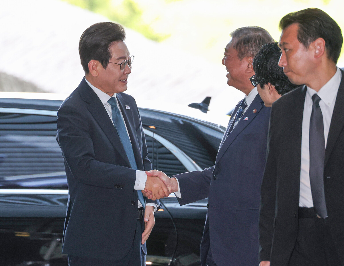 23日午後、首相官邸で日韓首脳会談に臨む李在明韓国大統領と石破茂首相