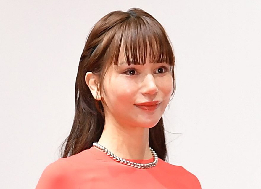 美容整形を重ね、シャープなあごのラインと切れ長の瞳が印象的な水沢アリーの現在の姿