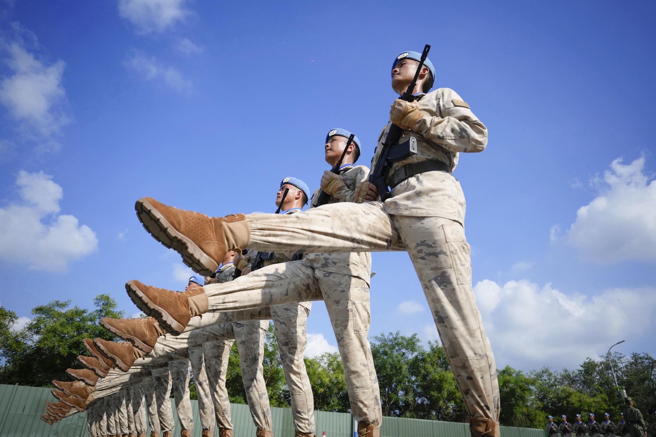 中国・北京で行われる抗日戦争勝利80周年記念軍事パレードに向け訓練中の中国人民解放軍兵士ら