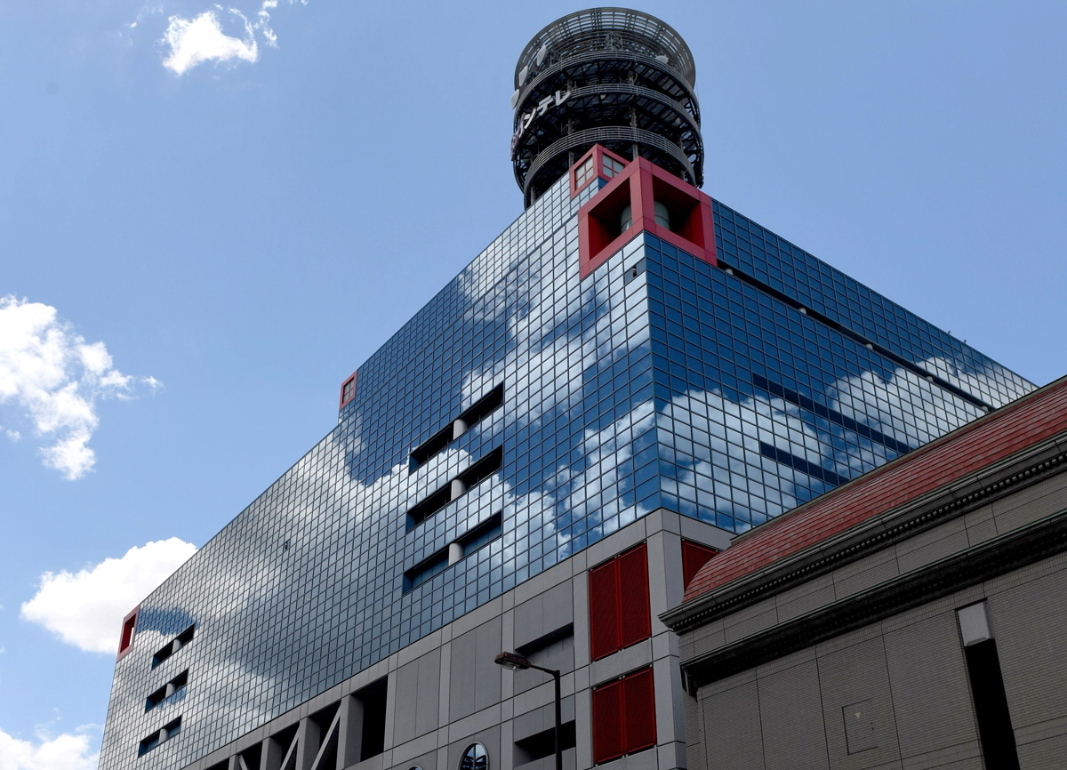 カンテレのテレビ番組「ドっとコネクト」のスタジオでヒグマ対策について議論する出演者