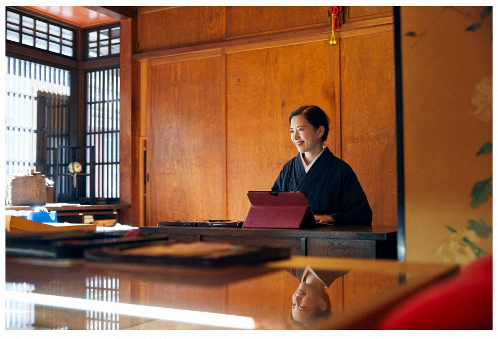 京都の伝統工芸「京扇子」を継承し、「いけず女将」として広く知られた大西常商店の4代目社長、大西里枝氏の生前の姿。