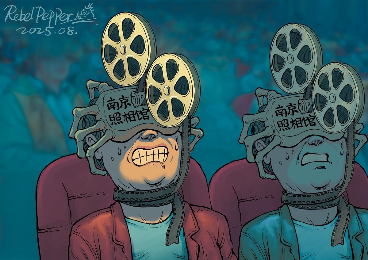 映画「南京照相館」のテーマを強制的に注入される観客を描いた風刺画