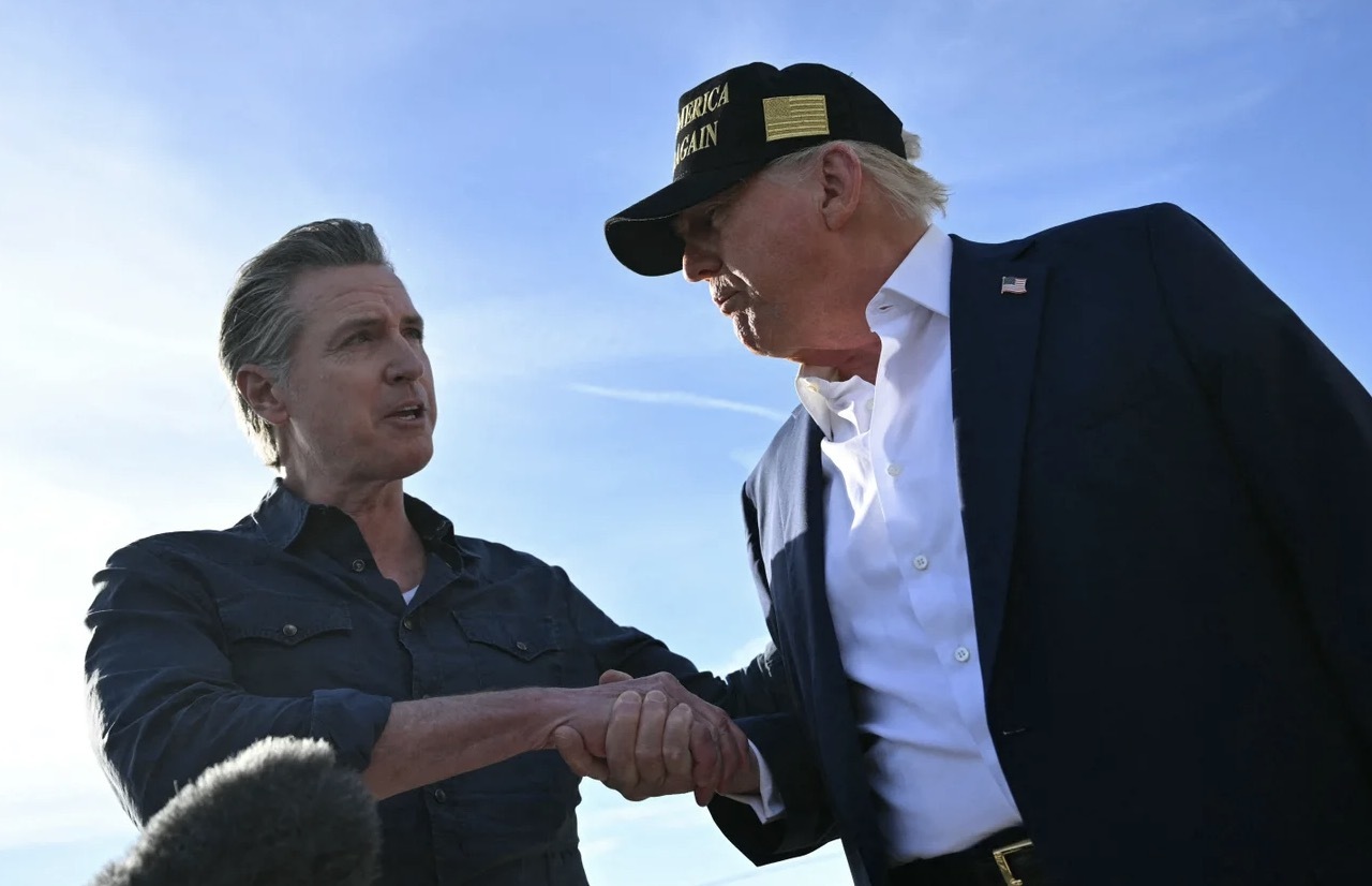 カリフォルニア州知事ギャビン・ニューサム氏とドナルド・トランプ元大統領の肖像写真