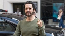 高級バッグにPop Martラブブをぶら下げたマーク・ジェイコブスの最新ファッションスタイル