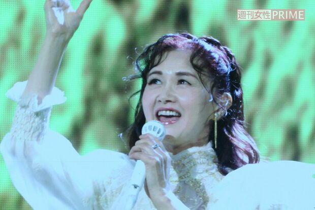 2014年の紅白歌合戦で熱唱する国民的歌手・中島みゆき