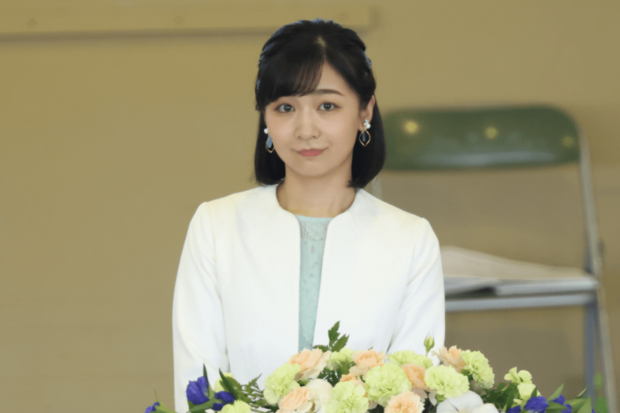全日本高等学校馬術競技大会の開会式に臨席され、選手たちに笑顔で手を振られる佳子さま