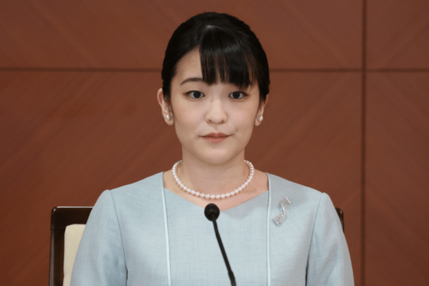小室眞子さんが小室圭さんと結婚記者会見に臨む姿。緊張した面持ちで質問に答える様子が伺える。