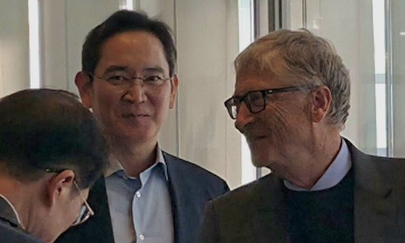 サムスン電子イ・ジェヨン会長とゲイツ財団ビル・ゲイツ理事長がグローバルCSR協力について語り合う様子