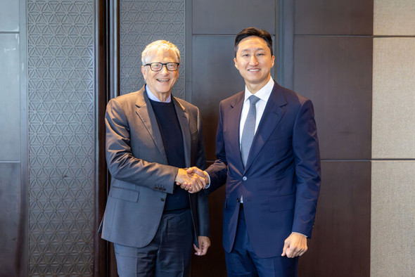 HD現代チョン・ギソン首席副会長とテラパワーのビル・ゲイツ会長がSMR協力について会談する場面