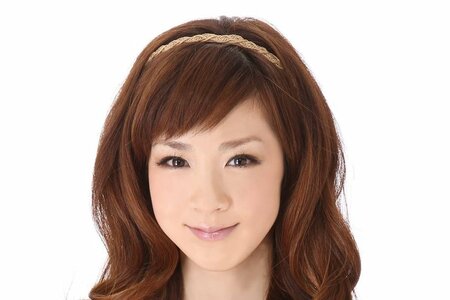 人中短縮レーザーでさらに美しくなったと話題のタレント、ほしのあきさんのポートレート写真。