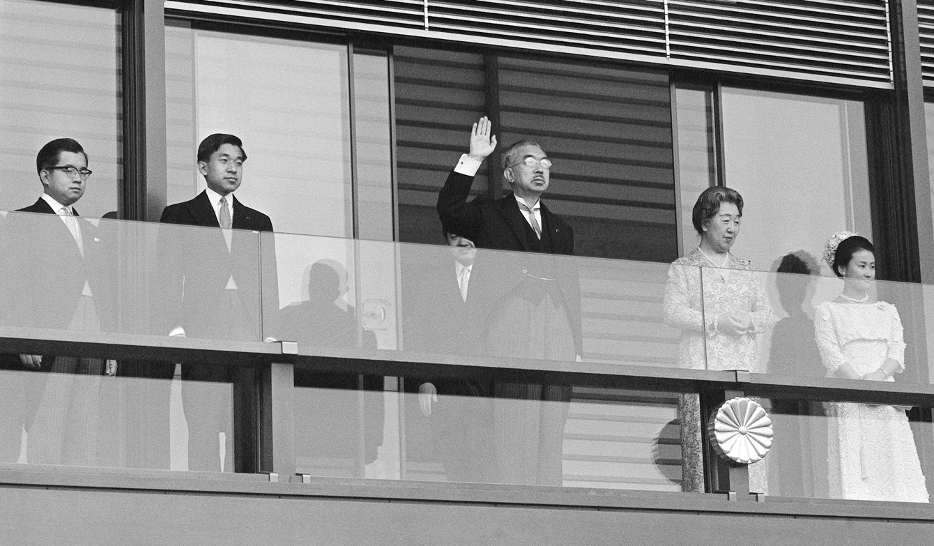 1969年、皇居新宮殿長和殿ベランダから一般参賀に臨む昭和天皇ご一家。象徴天皇としての活動の一場面。