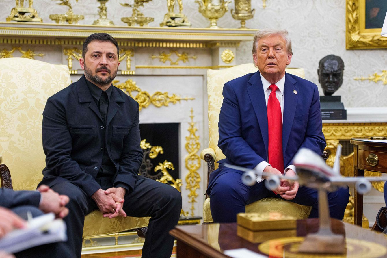 ドナルド・J・トランプ元米大統領とヴォロディミル・ゼレンスキー・ウクライナ大統領が会談する様子。ウクライナの外交的動向を示す一枚。