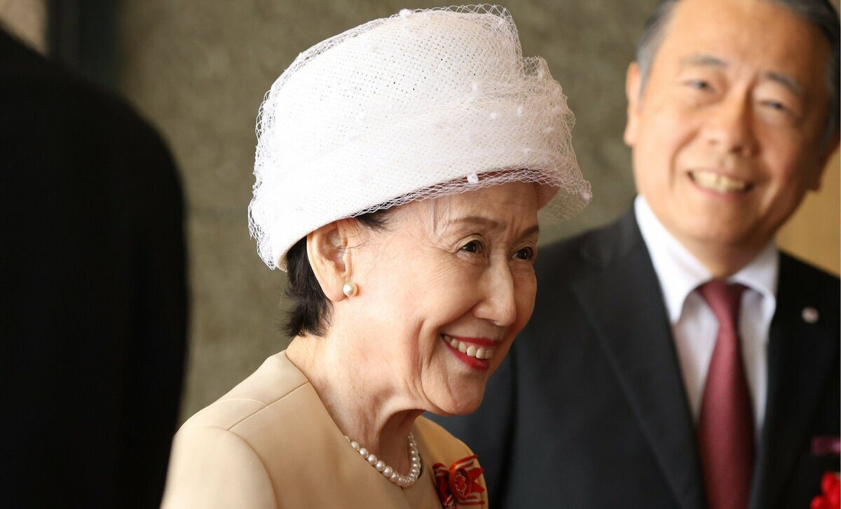 常陸宮妃華子さま、第50回フローレンス・ナイチンゲール記章授与式に到着。白のバッグ、手袋、チュールレースの帽子を合わせたエレガントな洋装