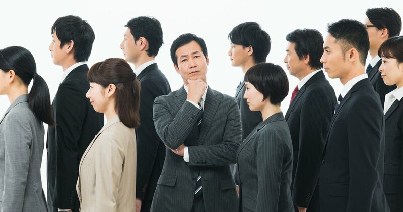 職場での人間関係のストレスに苦しむビジネスパーソン