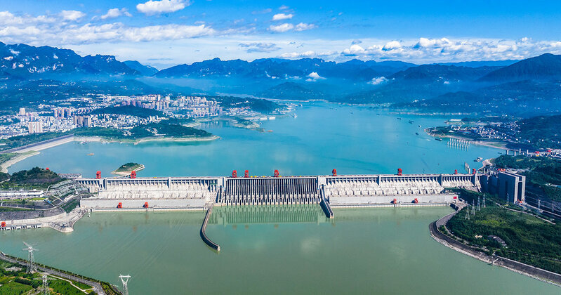 中国の長江に建設された巨大な三峡ダム。大規模水力発電と水資源管理の象徴。