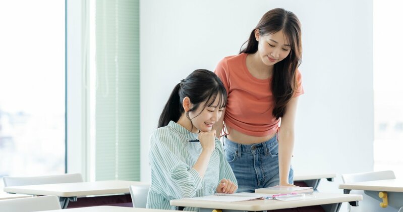 立命館大学の活気あるキャンパス風景、学生が行き交う
