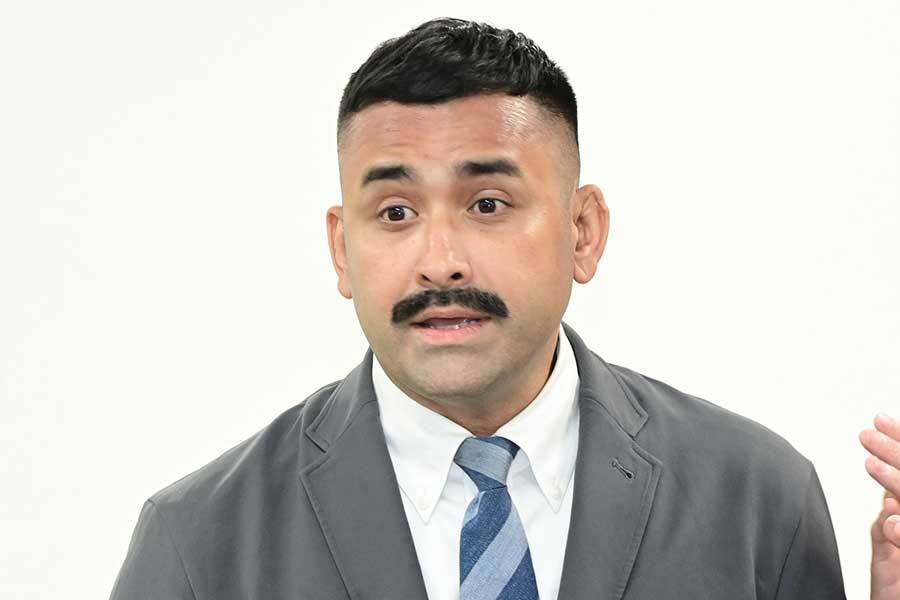お笑いコンビ・デニスの植野行雄。妻・比嘉梨乃との結婚を報告し、幸せそうな表情を見せる
