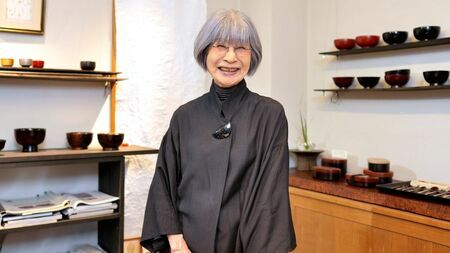 88歳で漆器ギャラリー「スペースたかもり」を主宰する髙森寛子さん。豊かな老後を過ごす姿。