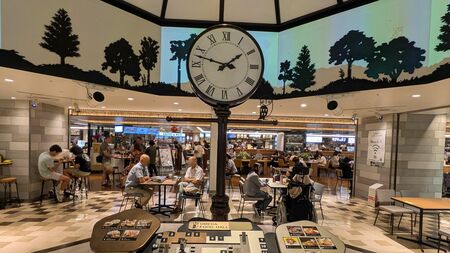 梅田のランドマーク、阪急三番街にある「UMEDA FOOD HALL」の外観
