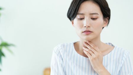 新型コロナの変異株ニンバスと子供への感染状況について、専門医が解説する様子を示すイメージ