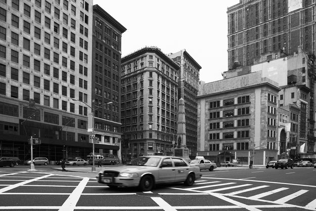 1990年代のニューヨークの街並み。物価の予測広告が作られた当時の雰囲気を伝える。