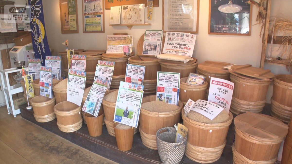 店頭に並ぶ高値の新米。5キロ8800円のコシヒカリをはじめ、多くの銘柄が完売するなど、消費者の根強い人気を示している。
