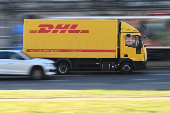 DHLの配送トラック。米国への小包発送停止を発表した主要国際郵便会社の一つ。