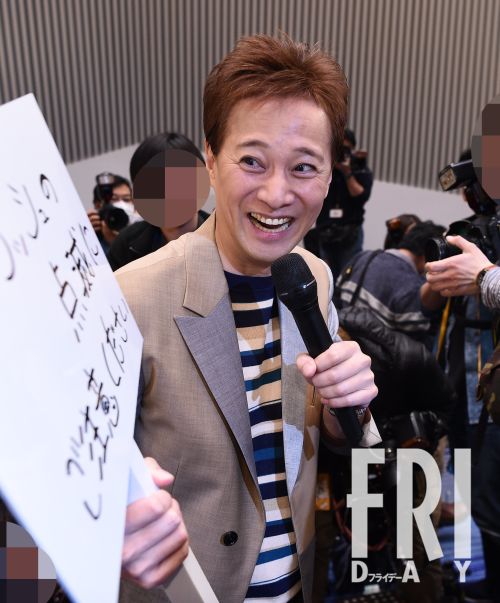 中居正広氏のファンがSNSで熱烈な支持を表明し、不適切な報道に抗議する様子。