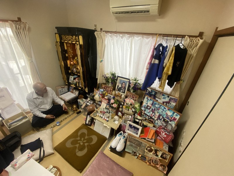 三重県四日市市にある寺輪博美さんの自宅和室に置かれた遺影と仏壇。事件の悲劇を物語る遺品が並ぶ。