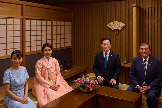 日韓首脳夫妻、李在明大統領と石破茂首相が親睦夕食会で記念撮影
