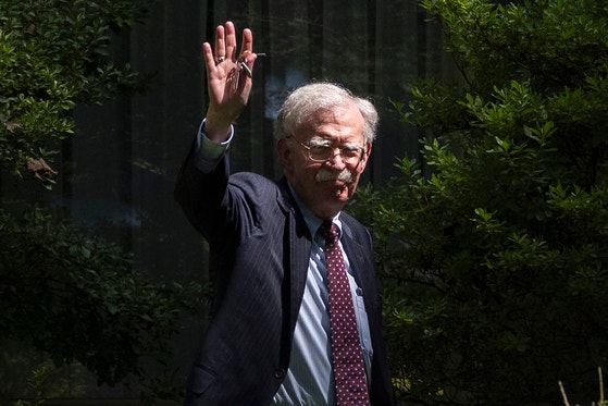 機密流出容疑でFBIの家宅捜索を受けたジョン・ボルトン元国家安全保障補佐官が、メリーランド州の自宅に戻る姿。