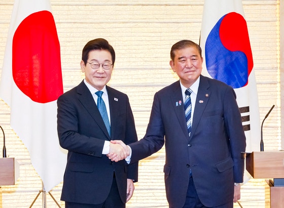 日韓首脳会談後、共同文書発表を終え握手する李在明大統領と石破茂首相