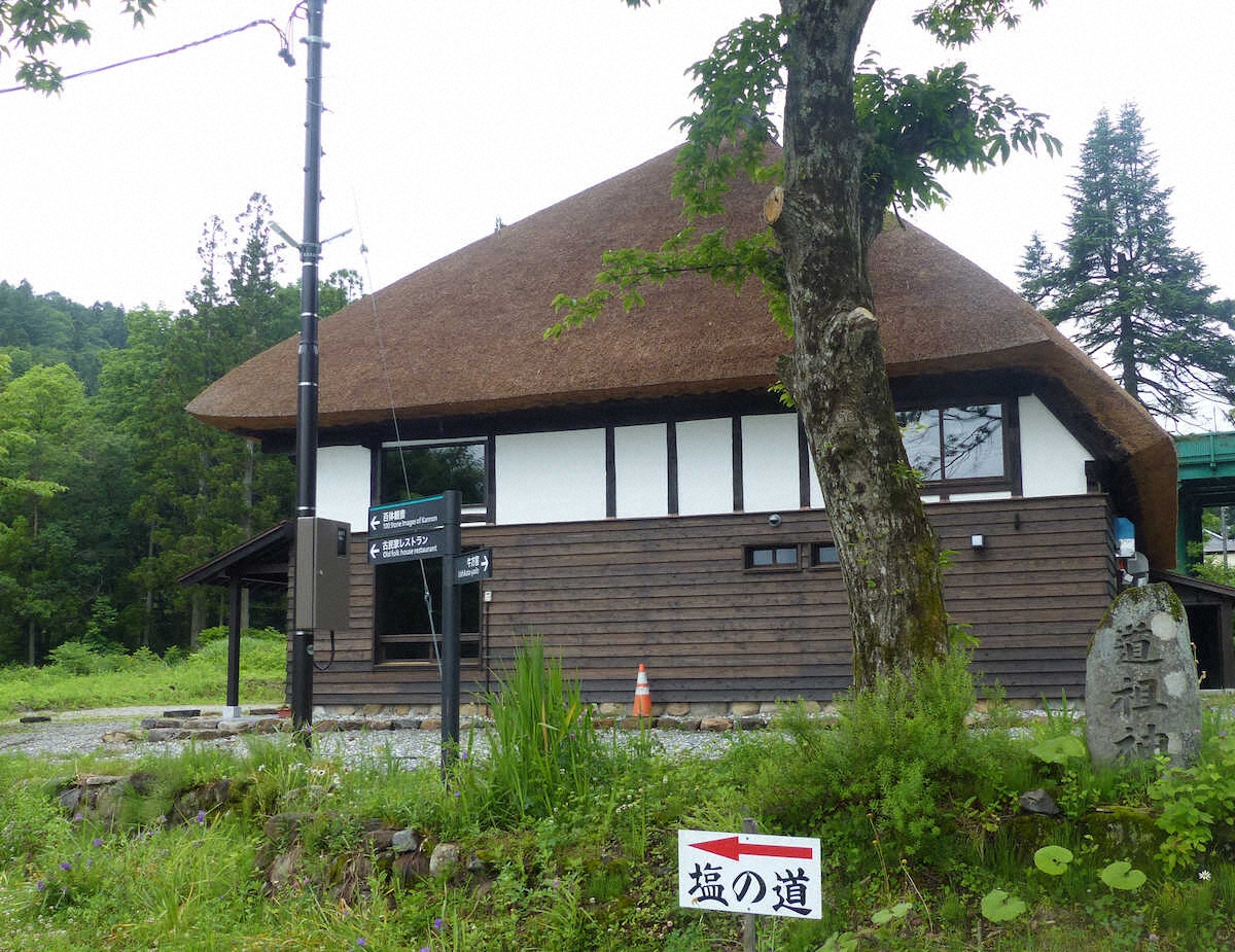鳥羽周作氏が手掛けた長野県小谷村の古民家レストラン「NAGANO」の外観。