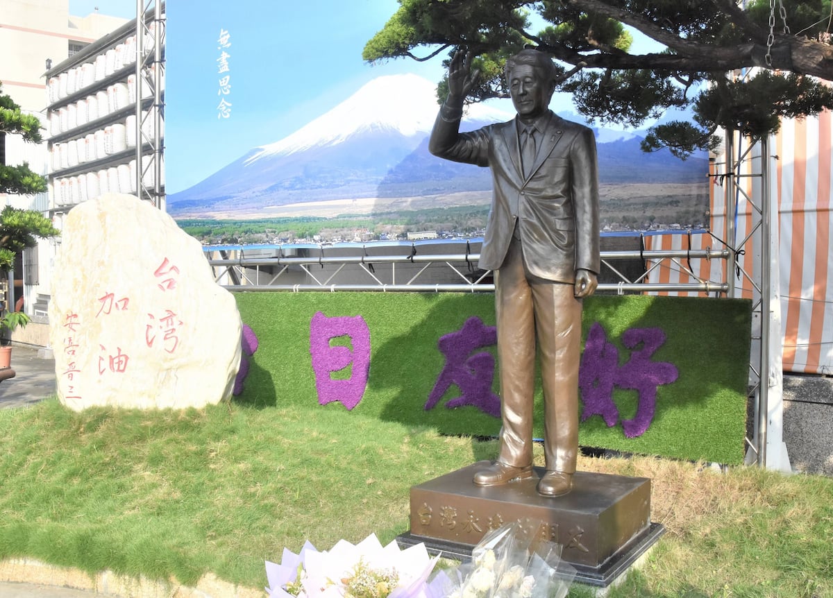 台湾、高雄市の紅毛港保安堂に設置された安倍晋三元首相の銅像。親中派日本人の過去の行動に関連する場所。