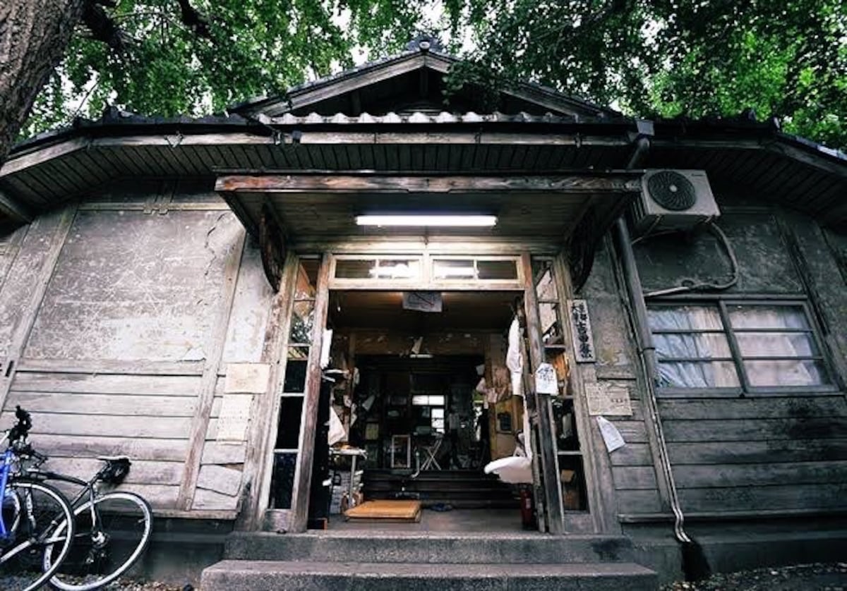 京都大学吉田寮旧棟の玄関。築100年を超える木造建築の歴史を感じさせる外観