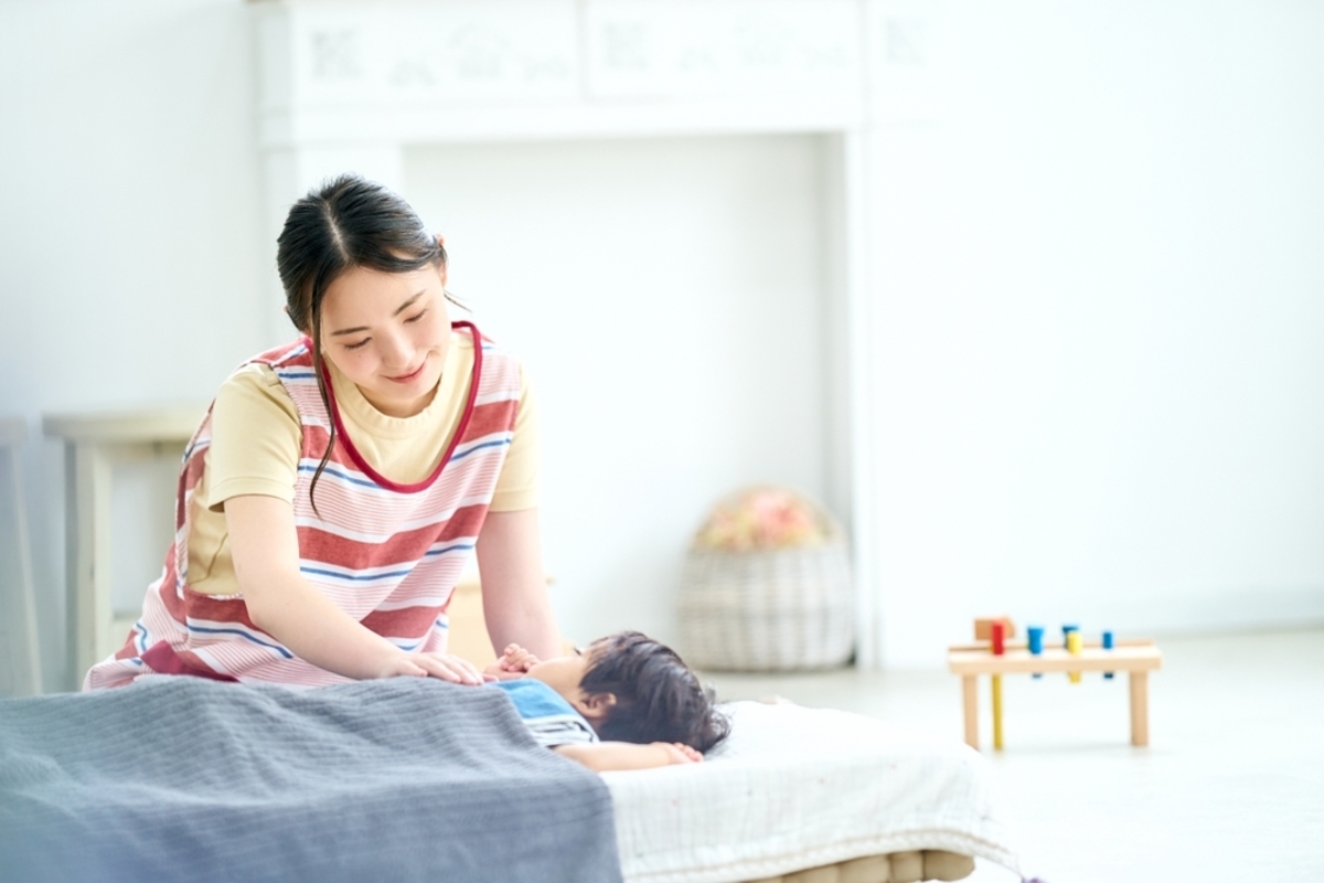 専業主婦が保育園利用を考える、子育て中の母親と子どものイメージ