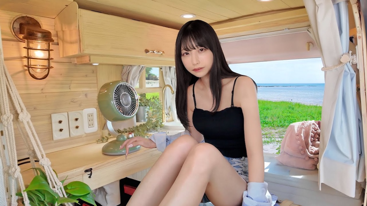 沖縄での車中泊中、暑さに耐えながらも食事を楽しむ元AKB48鈴木優香。パパクリッパでの旅の様子。