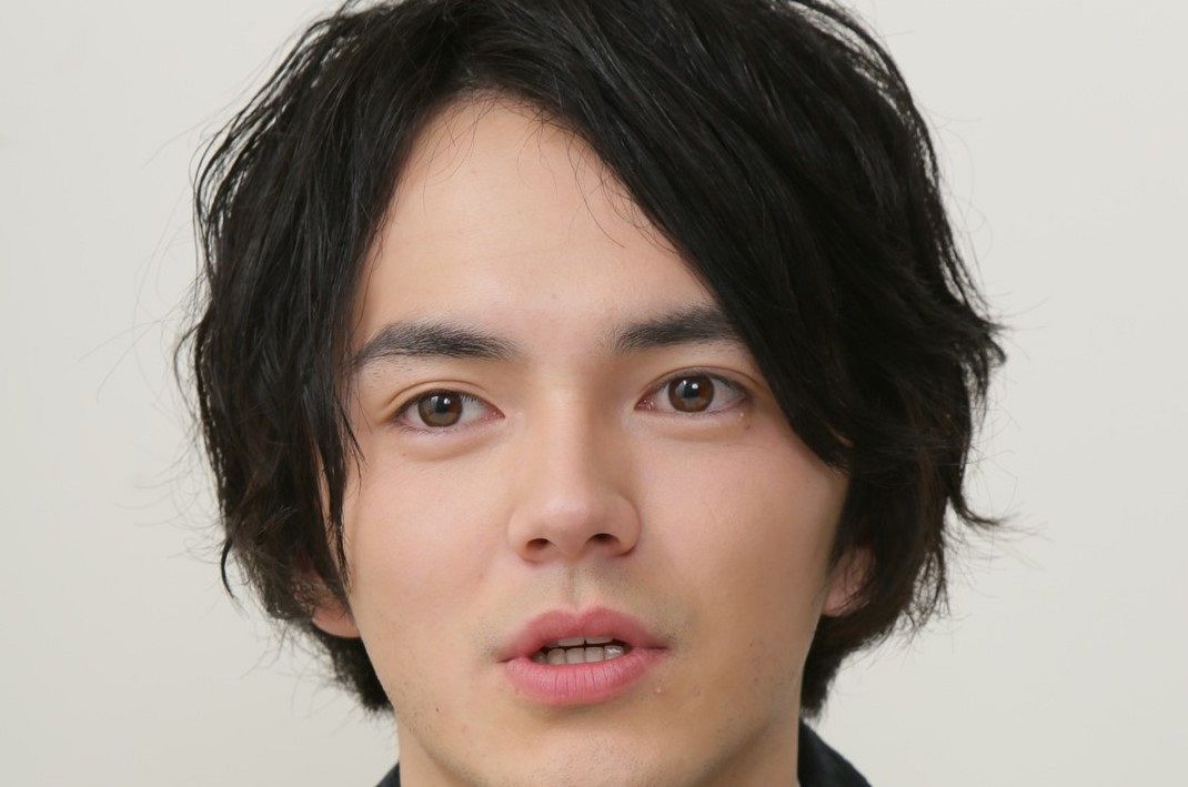 林遣都がドラマ「明日はもっといい日になる」撮影現場で三輪車に乗って笑顔を見せるオフショット。