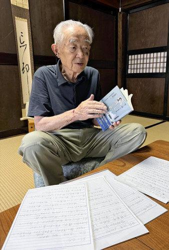 特定失踪者問題への関心を訴える著書「仏像とともに消えた弟」を手に、約50年間の苦悩を語る大沢昭一さん