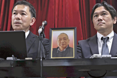 警視庁と検察庁の謝罪を受け、相嶋静夫氏の遺影を前に記者会見に臨む長男（左）と次男（右）。冤罪事件の真相究明と責任追及を訴えた。